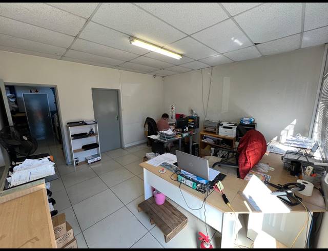 349M² WAREHOUSE TO LET IN LASER PARK